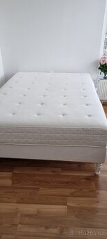 Postel IKEA ve skvělém stavu 140x200 cm