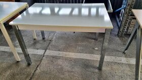 Stůl s chromovanými nohami