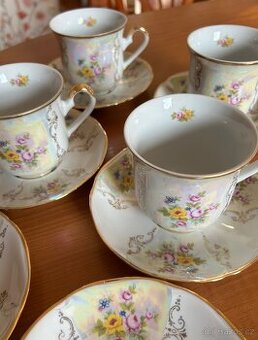 Hrníčky s kytičkami a talířky