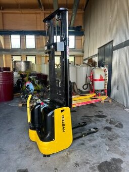 ELEKTRICKÝ RUČNĚ VEDENÝ VYSOKOZDVIŽNÝ VOZÍK HYSTER