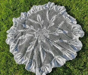 Ručně háčkovaný ubrus