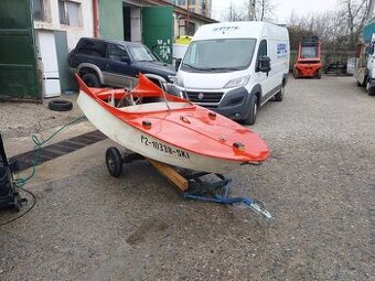 Retro motorový člun, rarita