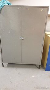 Prodám starší "bytelnou" kovovou, plechovou skříň