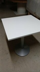 Lesklý bílý stůl