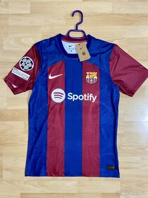 Různé dresy Lionel Messi + různé dresy FC Barcelona - 1