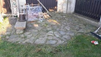 Přírodní kamenná dlažba - cca 17m2