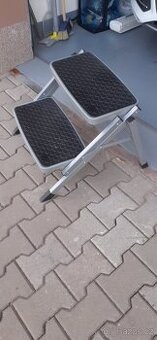 Skládací dvojschůdek ke karavanu
