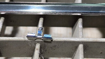 MERCEDES W116 A0019887478 příchytka vodorovné lišty masky