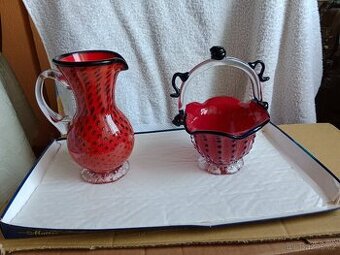 Pěkný červený džbánek s košíkem – jahodový design