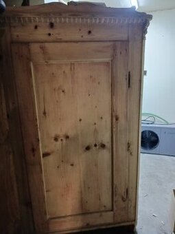 Starožitný nábytek - smrková skříň_6