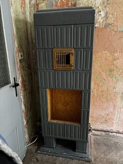 Kachlová kamna – z vinohradského činžovního domu (SPĚCHÁ)