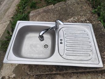 Nerezový dřez s baterií