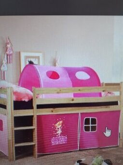 Vyvýšená postel se skluzavkou