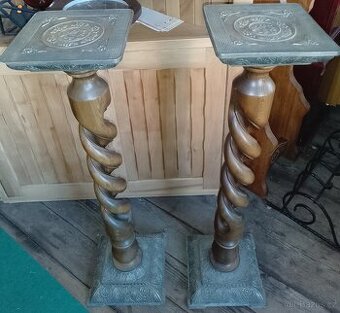 Luxusní masivní, vyřezávané, tepané stojany na kytky - 2 ks