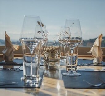 Hledáme číšníky/čky do restaurace v Švýcarsku