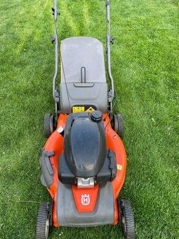 Benzinová sekačka Husqvarna s pojezdem