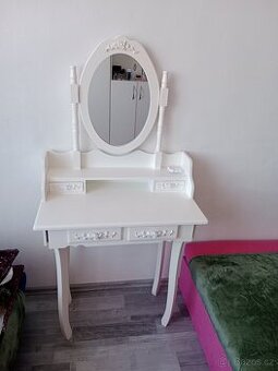 Kosmetický stolek