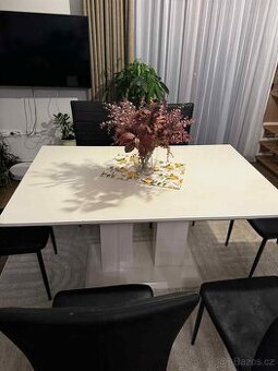 Jídelní stůl