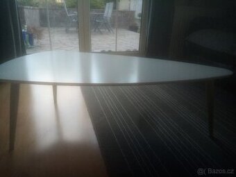 konferenční stolek