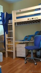 Zvysena postel se skluzavkou a stolem-masiv