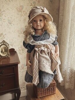 Krásná vintage porcelánová panenka – výška 53 cm