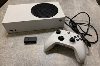Xbox Series S 512GB + ovladač + Xbox Play & Charge Kit