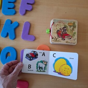 Set knížek a písmenka