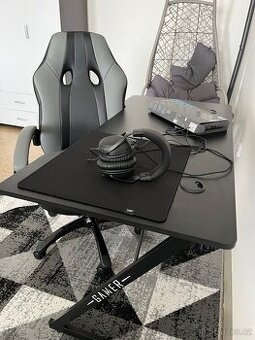 stůl + židle + příslušenství (perfektní stav)