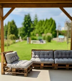 Paletové sezení – zahradní set s polštáři