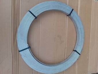 Nerezový zemnící pásek.