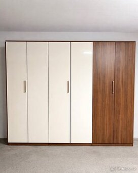 Velká německa šatní skříň bílá lesk + dřevo