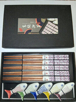 sada čínských hůlek s podložkami