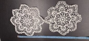 dvě háčkované dečky