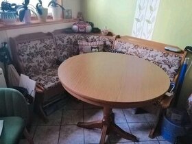 Rohová lavice a kulatý jídelní rozkládací stůl