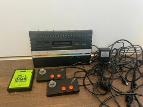 Herní konzole Atari 2600, 2x ovladač a hra