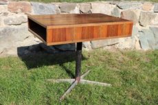 Otočný dřevěný stolek s kovovou podnoží