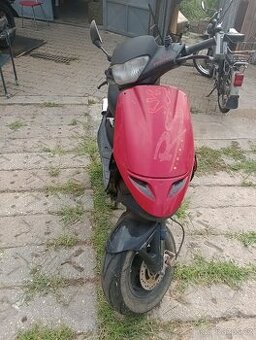 Prodám skútr na dily