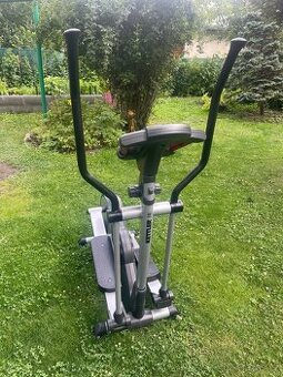 Eliptický trenažér a boxovací pytel