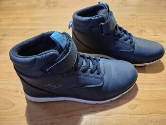 Modré kotníčkové boty v.35 umbro jaro-podzim TOP