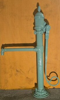 Stará ruční pumpu