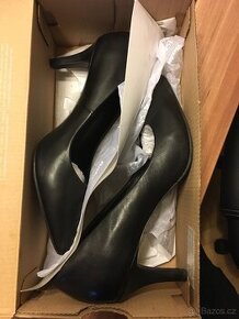 Černé kožené lodičky Baťa