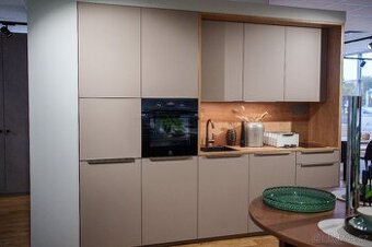 Kuchyňská linka pískový lak, medový dub