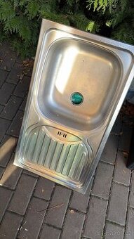 nerezový dřez s baterií -