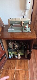 Šicí stroj Lada