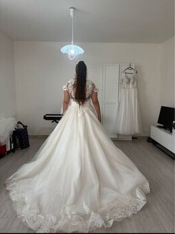 Svatební šaty z vlečkou M-L