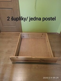 jednolůžkové masivní postele z borovicového dřeva