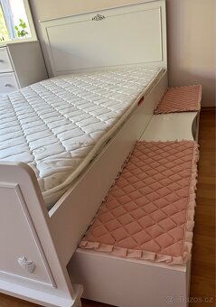 Krásná bílá postel s přistýlkou pro slečnu