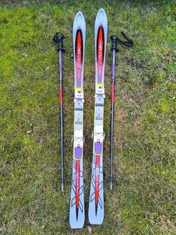 Prodám lyže, lyžáky,helmy, brýle - 1