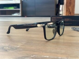 Chytré brýle s mikrofonem a reprakem