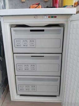 značkový mrazák BOSCH 134 litrů s dopravou